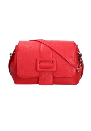 Rote Leder-Umhängetasche mit strukturierter Oberfläche, Vorderklappe, rechteckigem Schnallendetail und verstellbarem Riemen mit Metallverschlüssen.