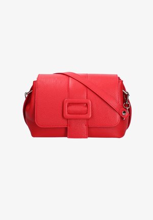Rode leren crossbodytas met een gestructureerd oppervlak, een voorklep, een rechthoekige gespdetail en een verstelbare riem met metalen sluitingen.
