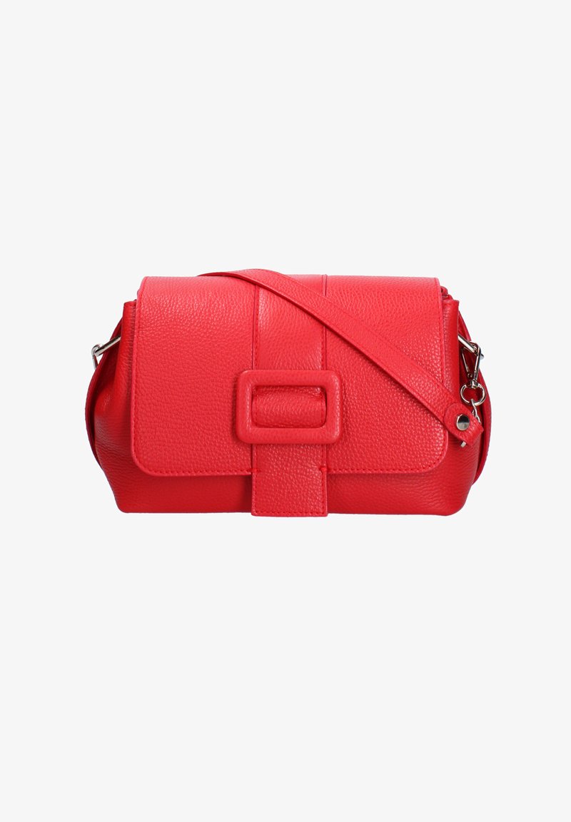 Rote Leder-Umhängetasche mit strukturierter Oberfläche, Vorderklappe, rechteckigem Schnallendetail und verstellbarem Riemen mit Metallverschlüssen.