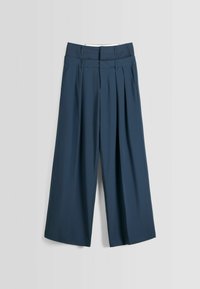 Mörkblå vida byxor med frontveck, slät tyg och skräddarsydd midjeresår. Har två framfickor och en minimalistisk design.