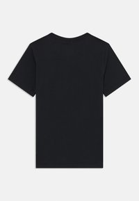 T-shirt en coton noir à manches courtes, col rond et texture lisse. Aucun graphique ou motif visible au dos.
