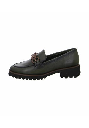 Mocassins en cuir de couleur vert foncé avec une finition texturée, présentant un détail en métal brun décoratif et une semelle en caoutchouc noir épaisse.