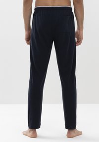 Marineblauwe katoenen broek met een relaxte pasvorm, elastische tailleband en zijvak, met een gladde textuur en straight-cut benen.