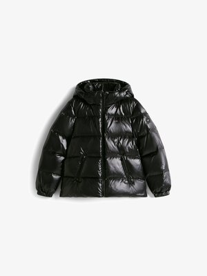 Crna puf jakna s sjajnom završnom obradom, kapuljačom, prednjim patentnim zatvaračem i dva bočna džepa sa patentnim zatvaračem. Ima preklapajuću dekoraciju i elastične manžete.