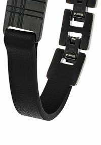 Correa de reloj de cuero negro con superficie texturizada y hebilla plana rectangular de metal negro con patrón de cuadrícula y detalle del logo.