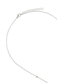 Srebrny naszyjnik łańcuszkowy z jedną diamentową akcentacją. Łańcuszek ma delikatną teksturę, a zapięcie to karabińczyk z regulowaną długością.