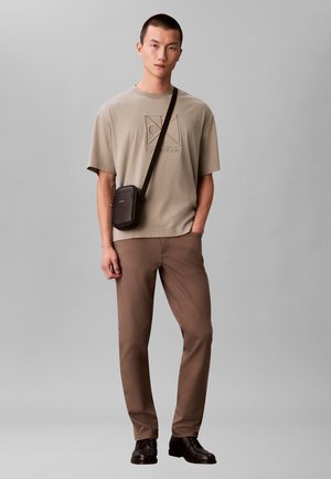 Calvin Klein, RAISED SLIM REPORTER - Taška cez plece - black