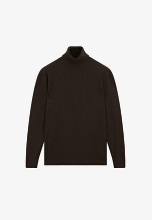 Tmavě hnědý svetr s dlouhým rukávem a rolákem, s hladkým designem a žebrovanými manžetami a spodním lemem, rozložený na bílém pozadí.