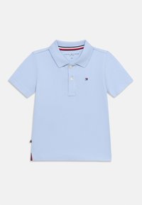 Φωτεινό γαλάζιο πόλο πουκάμισο από βαμβάκι, με γιακά, τρία κουμπιά και μικρό λογότυπο στο στήθος με αντιθετικές κόκκινες και ναυτικές λεπτομέρειες.