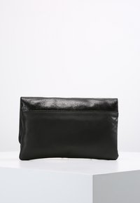 Černá kožená psaníčka s lesklou horní částí a matnou spodní částí. Obdélníkový tvar, hladký povrch, minimalistický design bez viditelného kování.