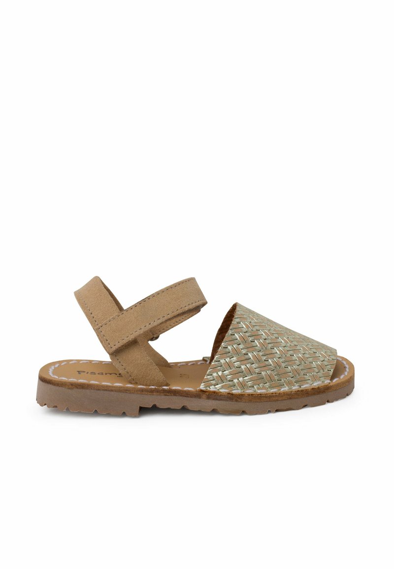 Bruine leren sandalen met een geweven patroon in groen en bruin aan de voorkant. Voorzien van een verstelbare band en een gestructureerde zool voor grip.