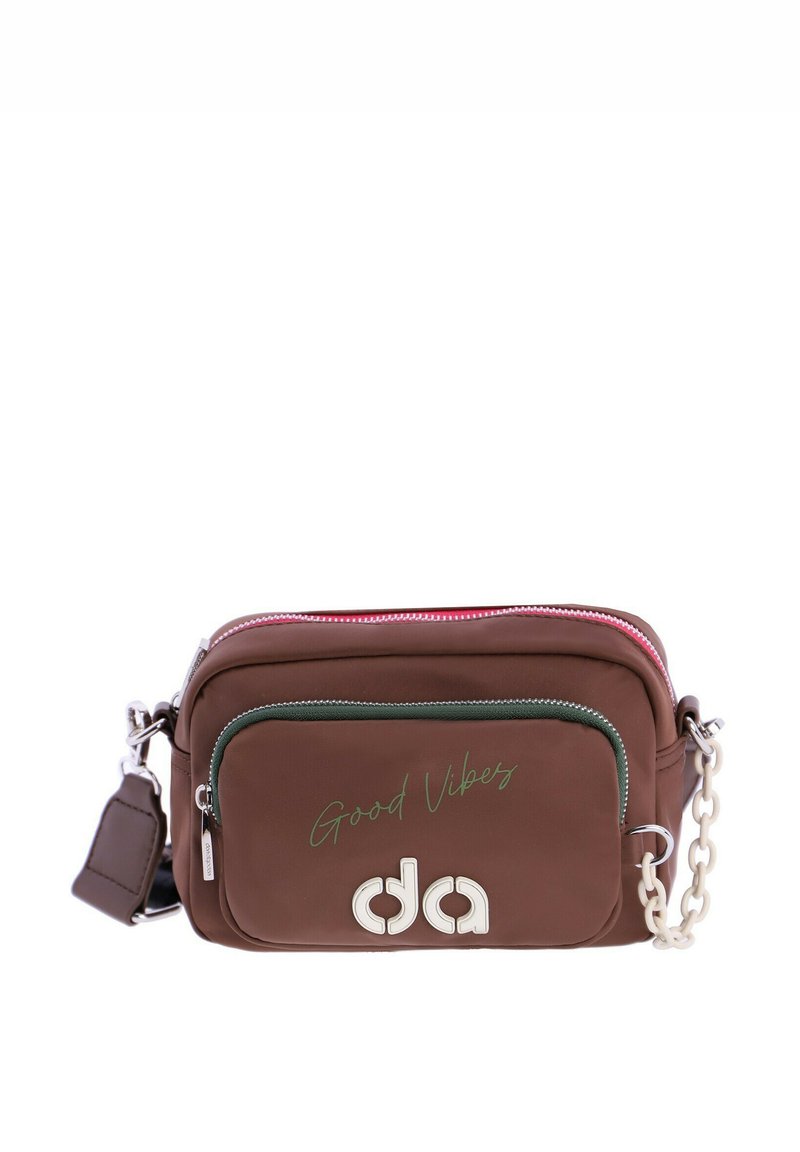 Bolso bandolera marrón hecho de material sintético. Cuenta con un bolsillo delantero con cremallera, herrajes plateados y el texto "Good Vibes" en verde.