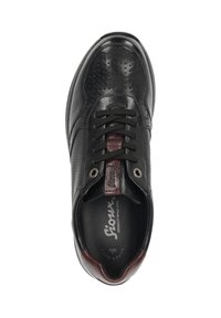 Schwarze Ledersneaker mit strukturierten Einsätzen, runder Zehenform und Schnürdesign. Merkmale in Bordeaux und Metallösen. Strukturierte Oberfläche am Obermaterial.