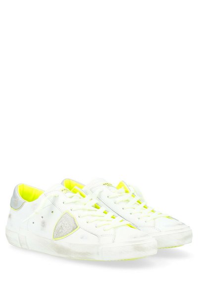 Sneakers bianchi con suola in gomma, dettagli testurizzati grigi e interno giallo vivo, con lacci e lievi segni di usura.