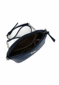 Tmavě modrá kožená crossbody taška s texturovaným prošívaným designem, vybavená zipovým uzávěrem a dvojicí vnitřních přihrádek. Ozdoby z řetězu a popruhu.