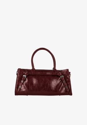 Borsa a mano in pelle bordeaux con texture liscia, forma strutturata, doppi manici e dettagli in metallo argentato. Presenta cuciture decorative.