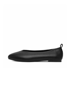 Chaussure ballerine plate noire pour femme avec un bout arrondi, un petit talon et une languette de tirage au talon, vue de profil sur fond blanc.