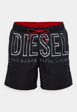 Čierne plavkové šortky s červeným elastickým pásom, s veľkým strieborným logom "DIESEL" a textom "FOR SUCCESSFUL LIVING" v kontrastnom prešívaní.