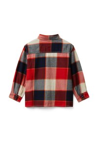 Camicia a maniche lunghe a quadri rossa, blu navy, grigia e beige, vista dal retro con colletto e polsini piegati su sfondo bianco.