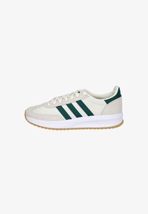 Zapatillas deportivas en blanco y verde con construcción de ante y malla, tres franjas verdes en el lateral y suela de goma blanca acolchada.