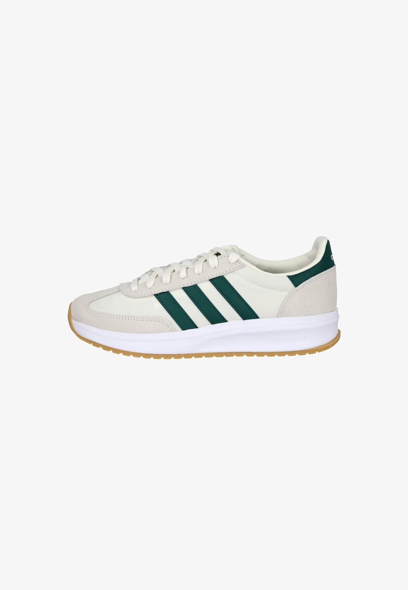 Zapatillas deportivas en blanco y verde con construcción de ante y malla, tres franjas verdes en el lateral y suela de goma blanca acolchada.