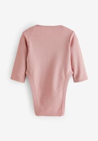 Ribbet pink bodystocking med rund halsudskæring og trekvartærmer, med sidelukninger for nem påklædning. Blødt bomuldsstof.