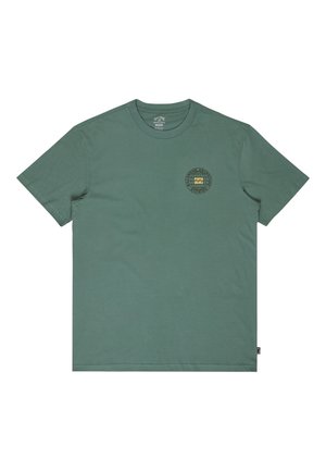 Groen T-shirt met korte mouwen en een ronde hals met een klein cirkelvormig logo met een zonsondergang en tekst op de linker bovenborst.