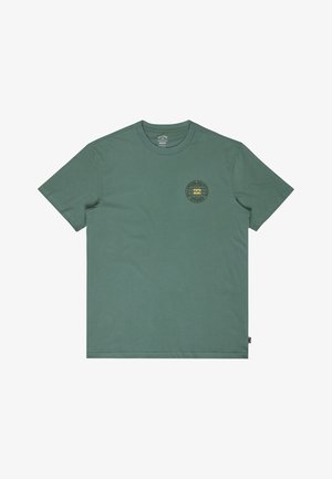 T-shirt vert à manches courtes avec col rond et petit logo circulaire représentant un coucher de soleil et texte sur la partie supérieure gauche de la poitrine.