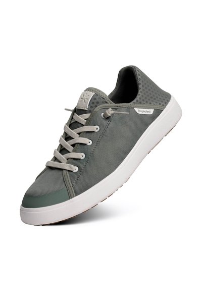 Baskets basses grises avec semelle blanche, dessus en tissu, lacets et étiquette "Tropicfeel" sur le côté.