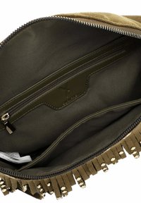 Clutch in suede verde oliva con frange e dettagli metallici. L'interno presenta una tasca con zip e scomparti aperti, foderati in tessuto.