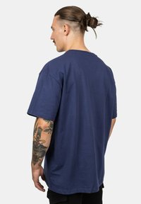 Navyblauwe katoenen T-shirt met een relaxte fit, korte mouwen en een ronde hals. Kenmerkt zich door een gladde textuur en minimalistisch design.