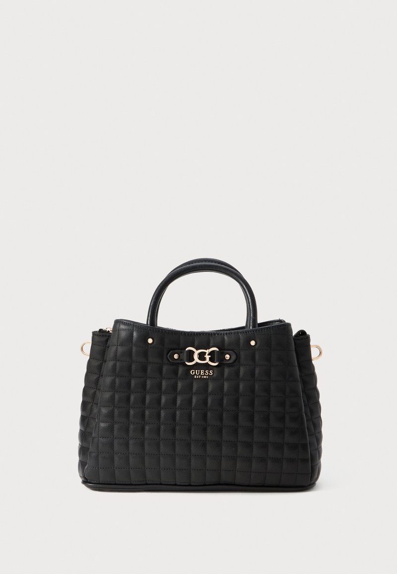 Bolsa preta acolchoada com duas alças, hardware dourado e logotipo Guess centrado na frente.