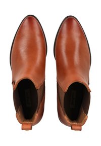 Bottines en cuir marron avec des bouts pointus, des panneaux latéraux élastiques et une poignée au talon. Texture lisse et design minimaliste.