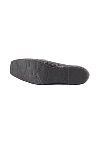 Talpa de shoe negru texturată, cu o suprafață modelată ce prezintă striații și riduri, oferind aderență și stabilitate. Marginile netede îmbunătățesc designul.
