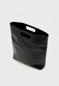 Μαύρη τσάντα ώμου με υφή κροκόδειλου, διαθέτοντας δύο επάνω χερούλια και ανοιχτό σχέδιο. Λείο επιφάνεια, απλή και δομημένη μορφή.