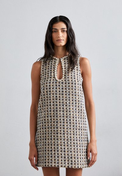Ärmelloses Kleid aus einem strukturierten Stoff mit einem geknoteten Schlüssel-Ausschnitt. Verfügt über ein mehrfarbiges, gewebtes Muster in Marineblau, Gold und Weiß.
