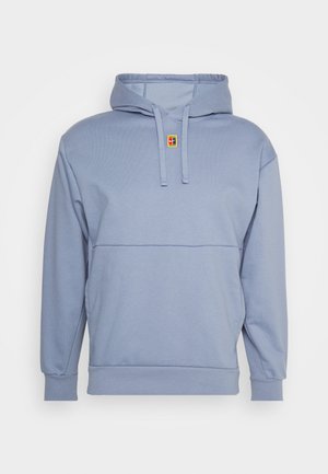 Sweat à capuche bleu clair avec poche kangourou à l'avant, capuche avec cordon, poignets côtelés et petit patch carré multicolore au centre de la poitrine.