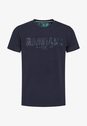 T-shirt in cotone blu navy con la scritta "GABBIANO" stampata in lettere testurizzate. Maniche corte, colletto rotondo e un'etichetta con il marchio sull'orlo.