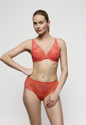 Koraalkleurige kanten beha en bijpassende slip met bloemmotieven, geschulpte randen en zachte mesh. Het ontwerp heeft beugels voor ondersteuning en verstelbare bandjes.