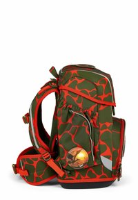 Mehrfarbiger Rucksack mit olivgrünem Grund, orangefarbenem organischem Muster, reflektierenden Akzenten, mehreren Reißverschlüssen und einem kreisförmigen Grafikelement.