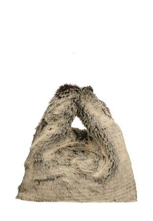 Nepvachtentas in lichtgrijs met een zachte, gestructureerde oppervlakte. Unieke slappe vorm met een lusvormige handgreep voor het dragen.