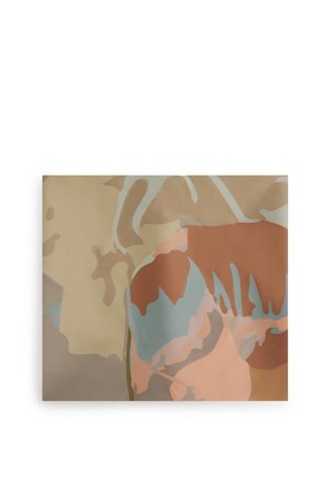 Opera d'arte astratta con forme beige, marroni, blu e rosa attenuate che si fondono in motivi irregolari dai bordi morbidi su una tela quadrata.