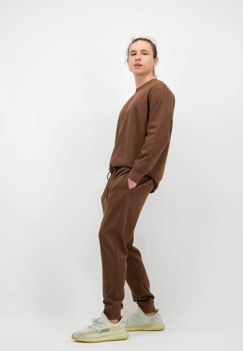 Herren Trainingsanzüge | EOSELIO Jogginghose chocolate brown/braun - WA97464 Herren Trainingsanzüge | EOSELIO Jogginghose chocolate brown/braun - WA97464