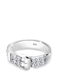Anillo de plata con un diseño de hebilla, adornado con piedras preciosas transparentes. Superficie lisa con acabado pulido, marcado con "925" en el interior de la banda.
