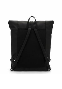 Schwarzer Rucksack mit einem Roll-Top-Design, strukturiertem Netzrückenpaneel, verstellbaren Trägern und silberfarbenen Hardware-Akzenten.