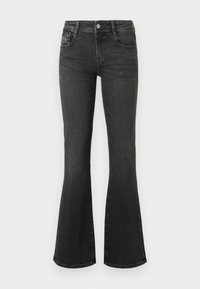 Jean en denim noir légèrement évasé aux jambes, cinq poches, passants de ceinture et braguette à boutons devant, présenté sur un fond uni.