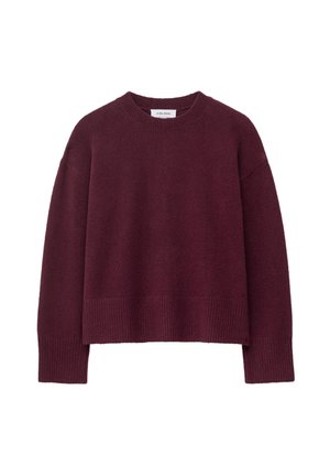 Burgunderfarbener Strickpullover mit einem gerippten Rundhalsausschnitt, oversized Schnitt und weiten Ärmeln, hergestellt aus einem weichen, strukturierten Stoff.