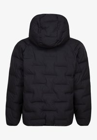 Giacca a vento nera con cappuccio, esterno trapuntato e polsini elasticizzati. Il design è principalmente nero con una texture liscia.