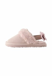 Pantofole rosa slip-on con fascia in pelliccia sintetica, parte superiore in suede morbido e suola testurizzata. Progettate con una fascia posteriore e un accento a fiocco.