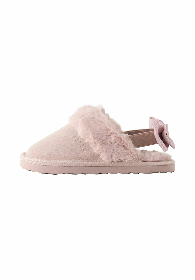 Pantofole rosa slip-on con fascia in pelliccia sintetica, parte superiore in suede morbido e suola testurizzata. Progettate con una fascia posteriore e un accento a fiocco.